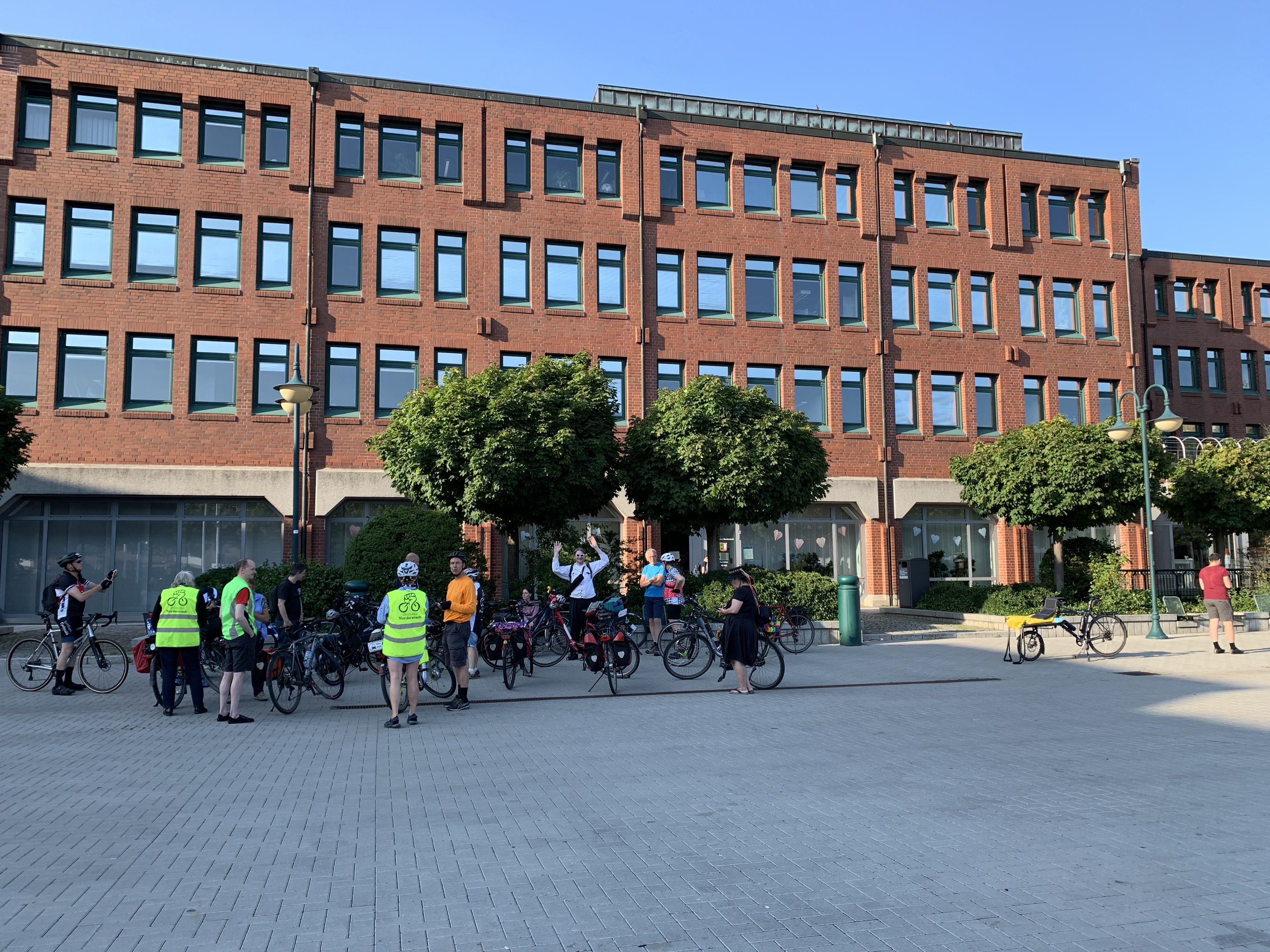 Radfahrer vor den Rathaus Norderstedt warten auf den Beginn